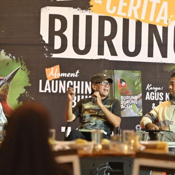 Riza Marlon menyampaikan pandangannya mengenai buku burung Aceh