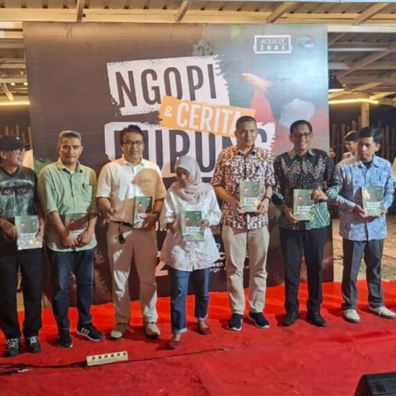 Para tamu undangan berfoto bersama